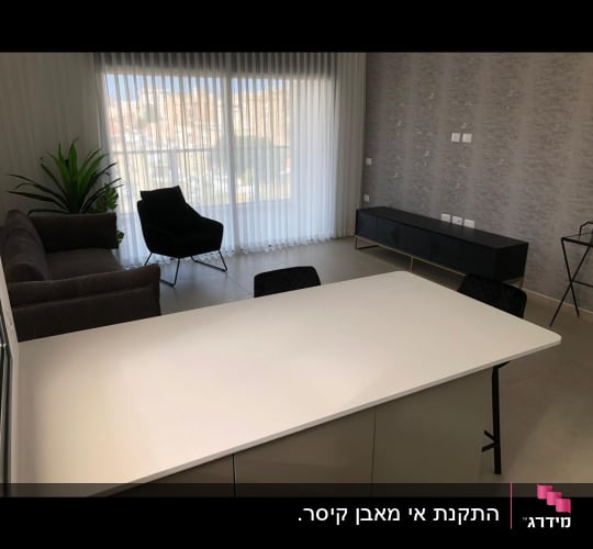 שולחן שיש לבן בחדר מגורים מודרני